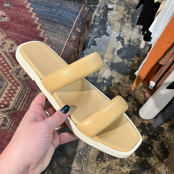 Sz NIB Mercedes Castillo sandals